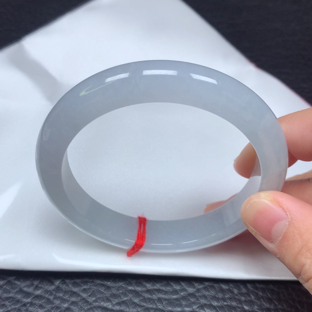 翡翠手镯未镶嵌。