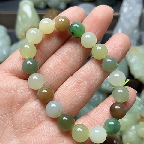 颈饰未镶嵌和田玉龍**人