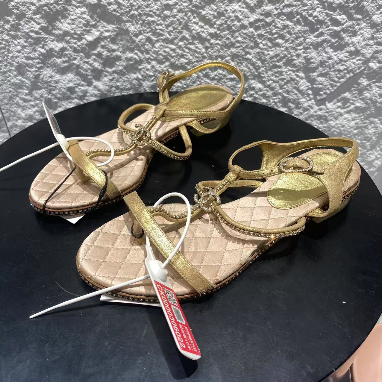 99新 Chanel/香奈儿 38.5码/全套/香槟金色水钻夹脚平底凉鞋 1073