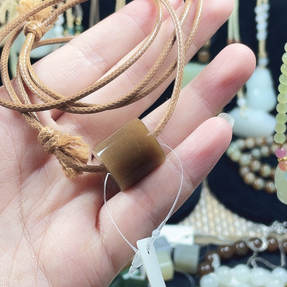 顾***和田玉未镶嵌颈饰