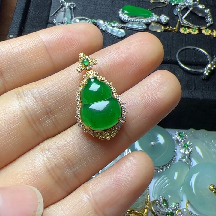 翡翠吊坠(不含链)18K金镶嵌翡翠吊坠项链