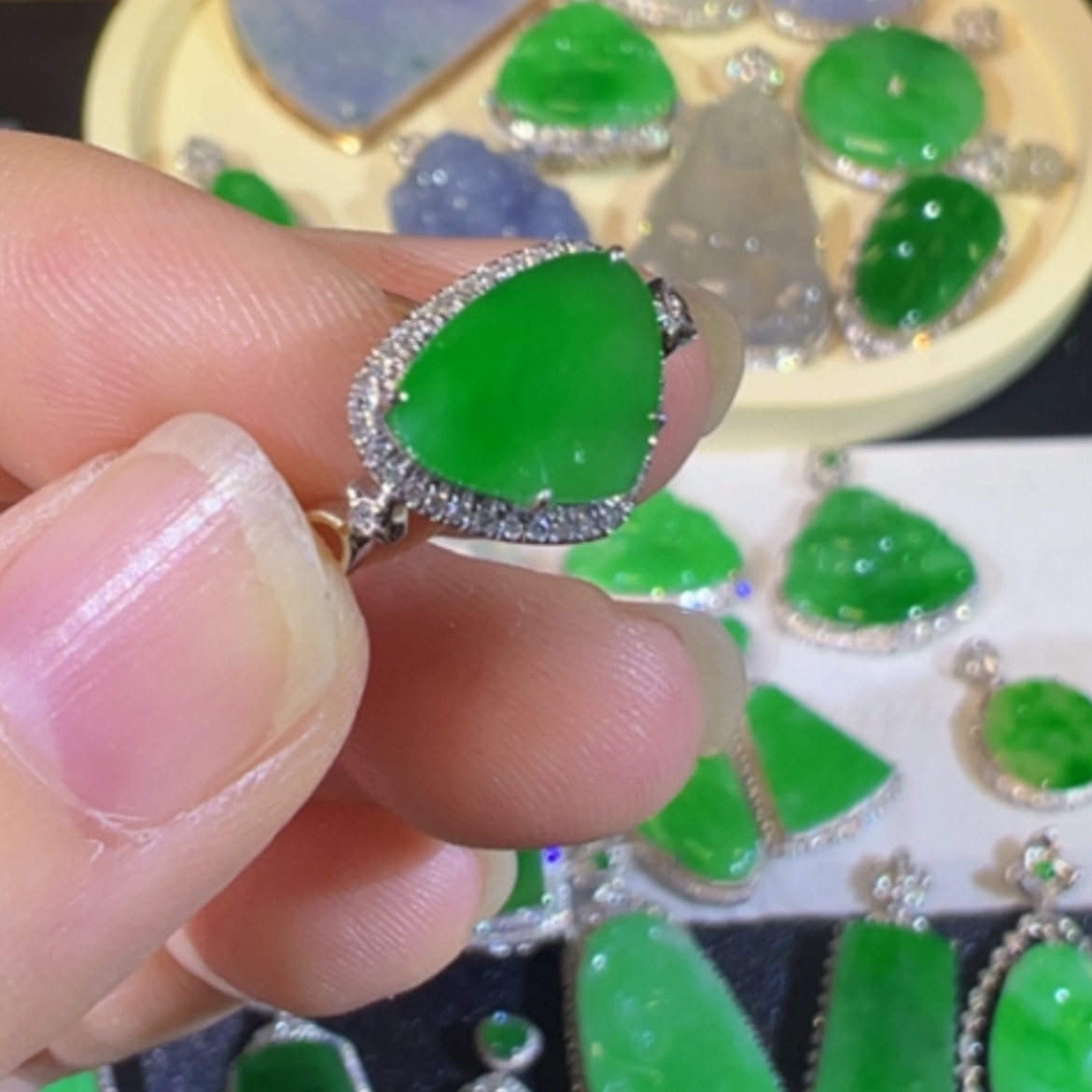 【闪购商品】翡翠颈饰18K金镶嵌缅甸翡翠爱心戒指