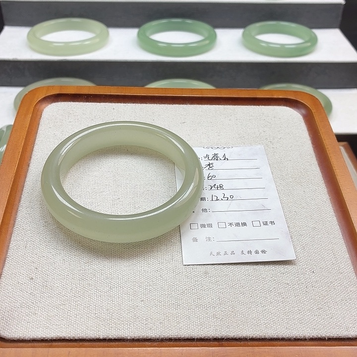 吃***去石英质玉未镶嵌手镯