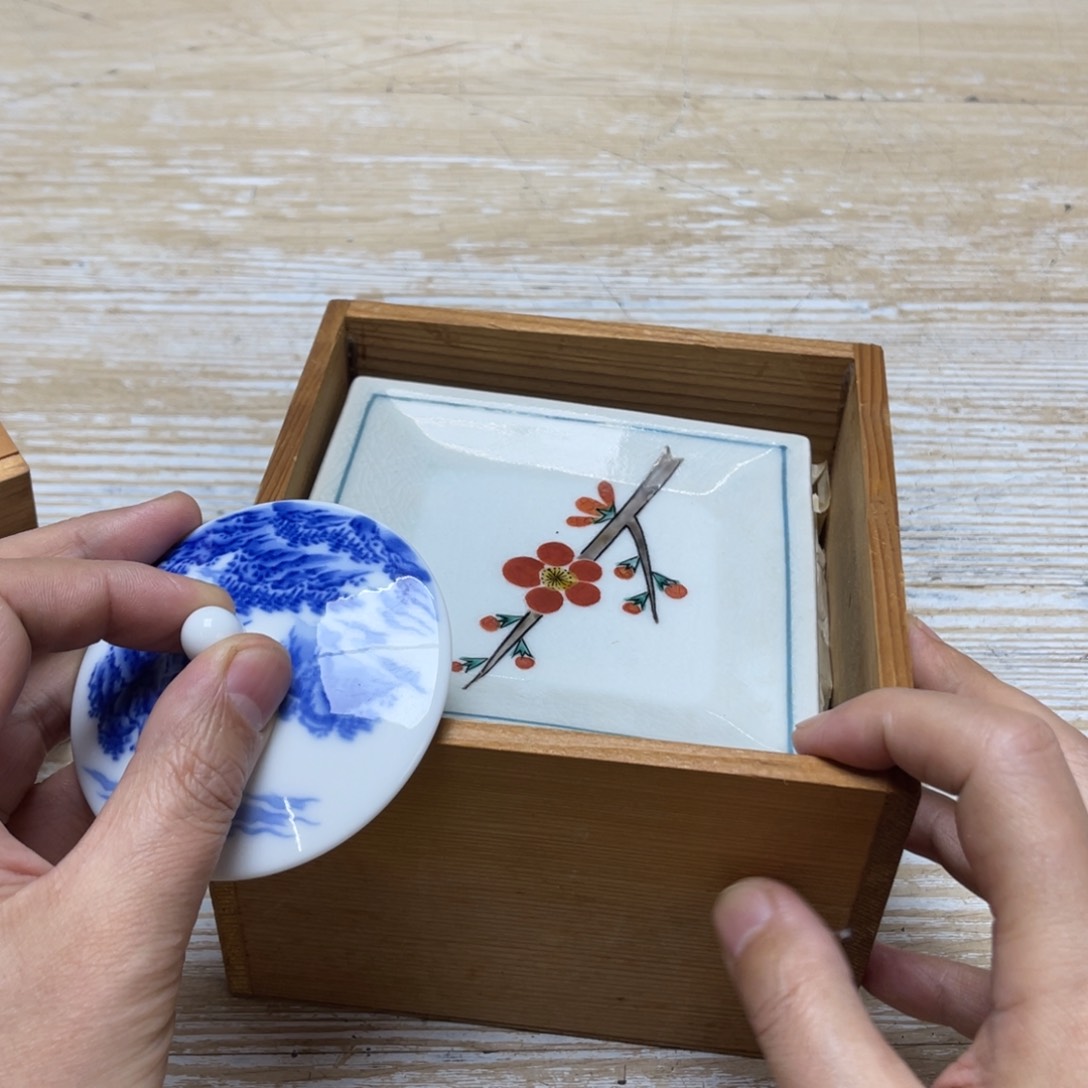 瓷片平***。密密麻麻地排列着一个