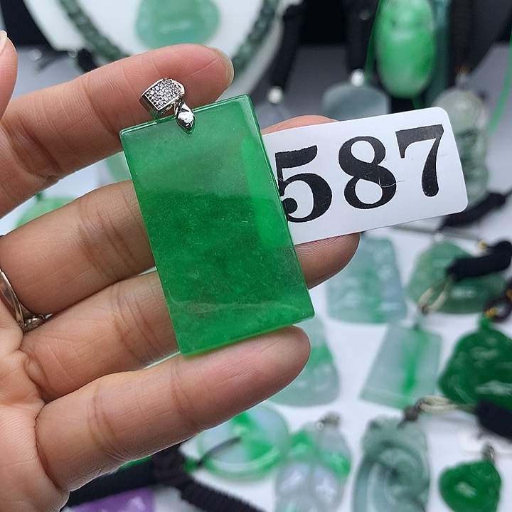 翡翠未镶嵌吊坠(赠链)