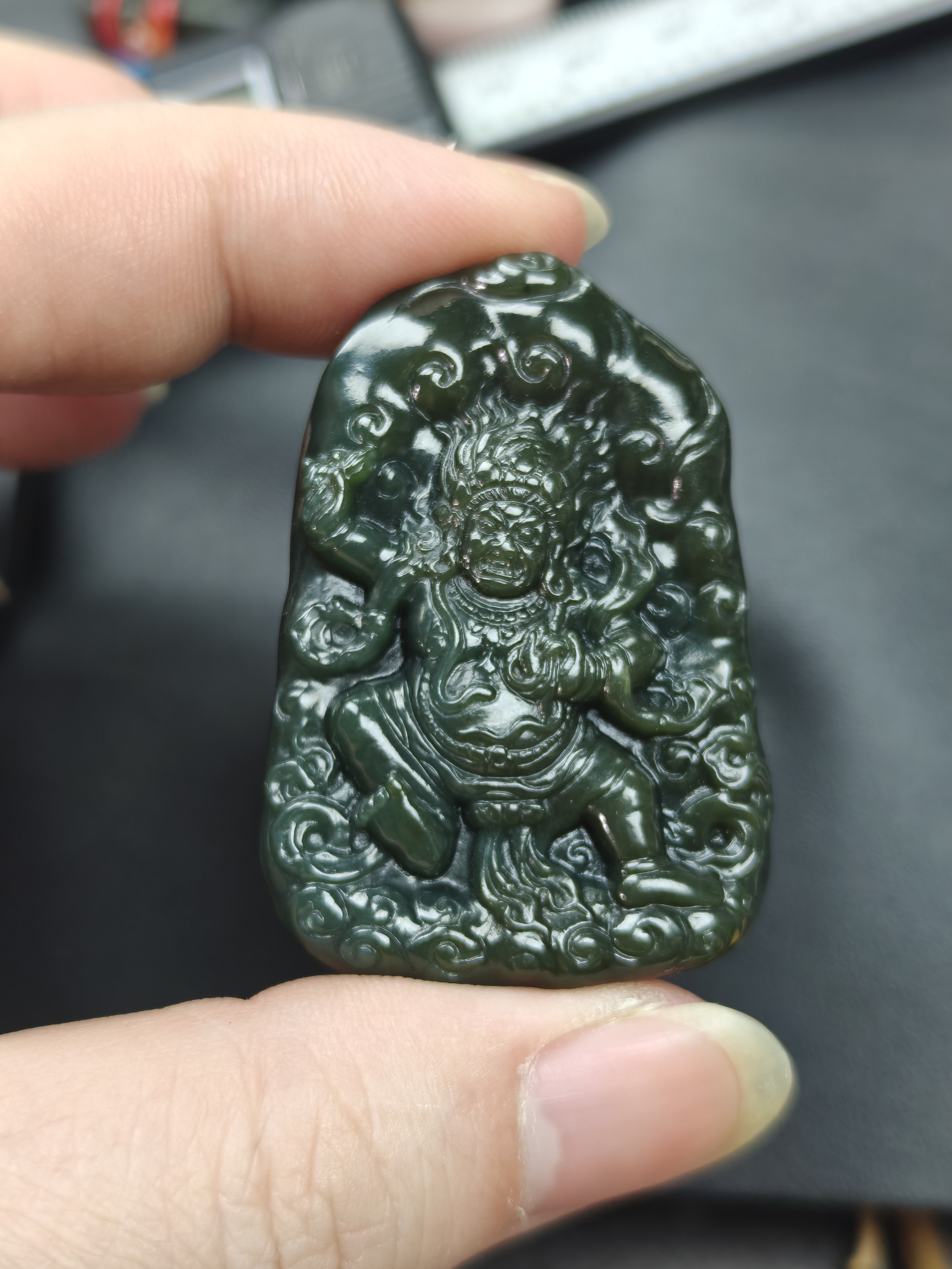 金刚手菩萨 藏佛 和田玉新疆且末深蓝带糖色 尺寸49*33.6*8.5mm