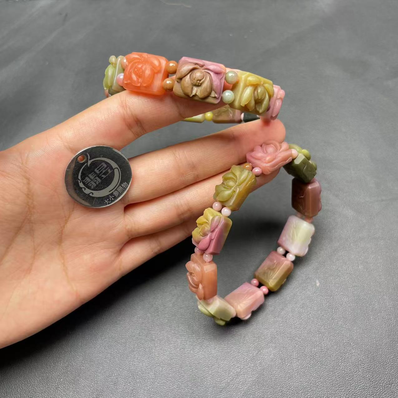 37217T13-4N25-盐源玛瑙手牌/约卡14.5*12.4*8.3*/多样性发其一