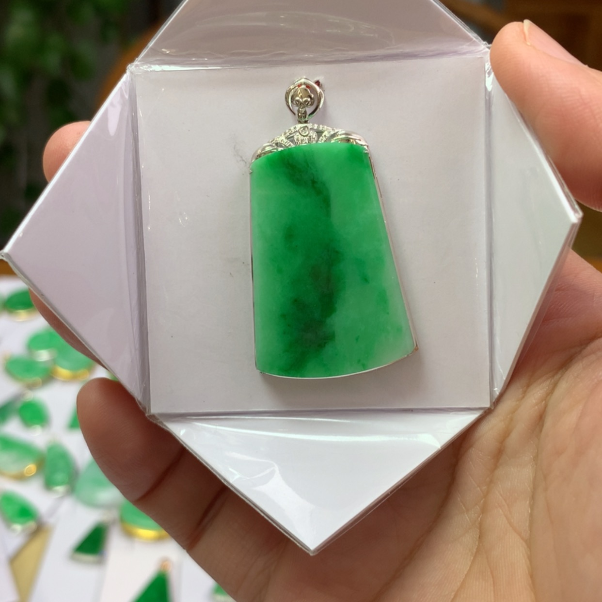 【闪购商品】翡翠颈饰18K金镶嵌翡翠首饰