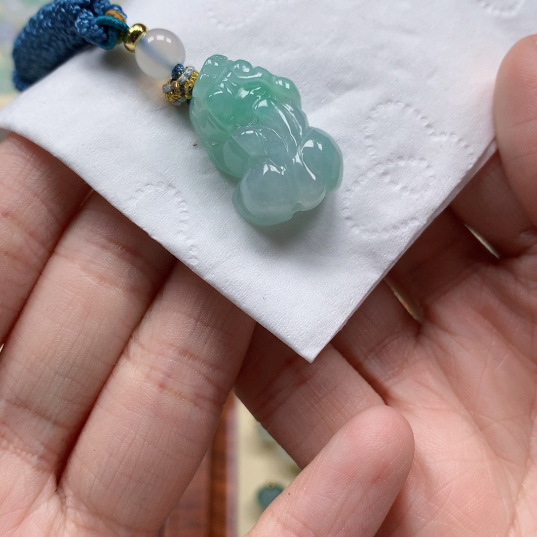 翡翠未镶嵌颈饰是