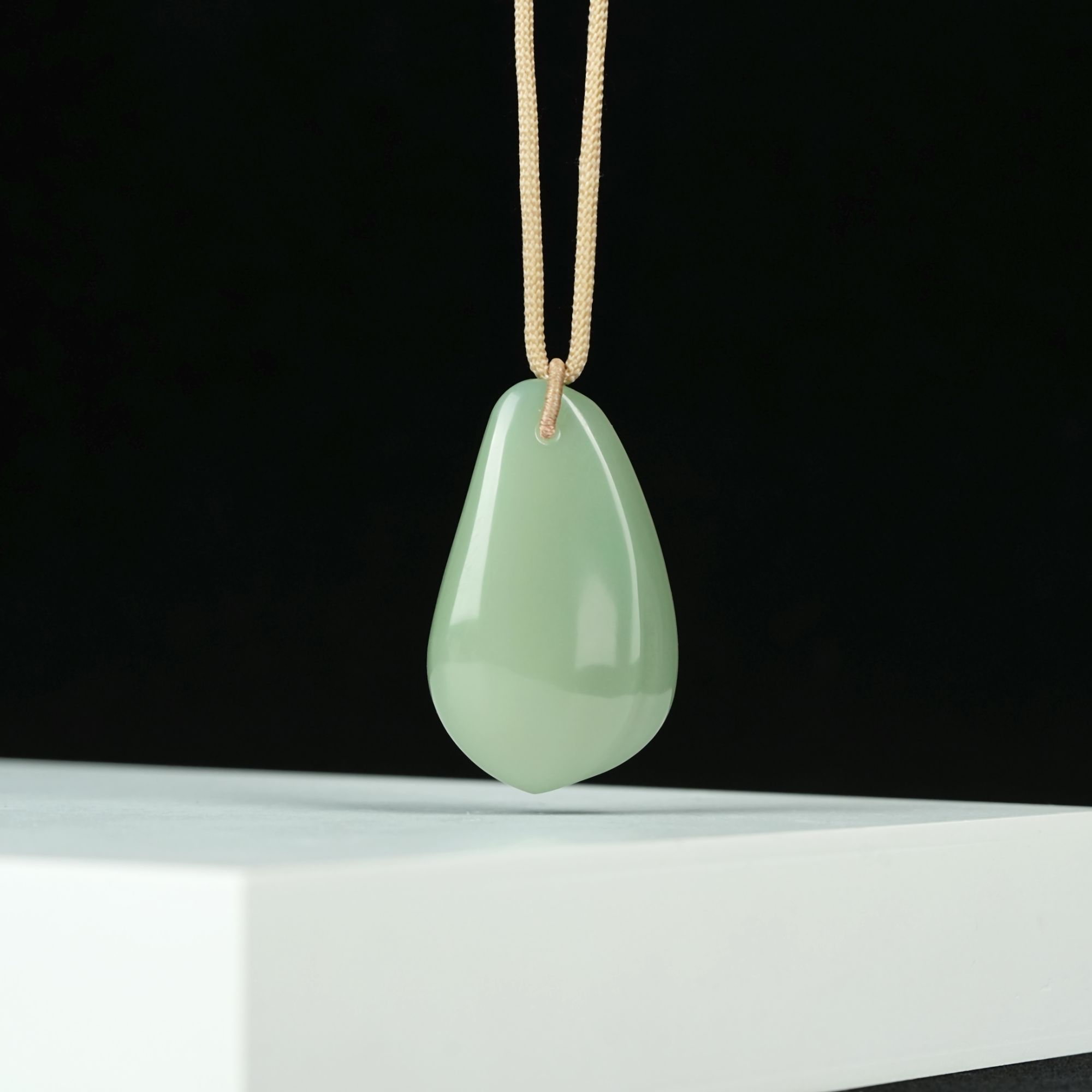 传世级 和田玉色标粉青过灯起荧光吊坠 49*30*14mm± 32克 H20116
