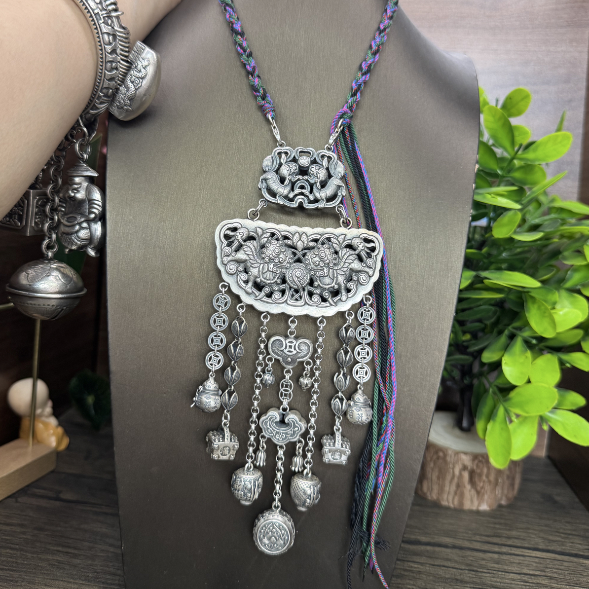 吊坠足银 小郑家纯银手工錾刻狮子滚绣球吊坠