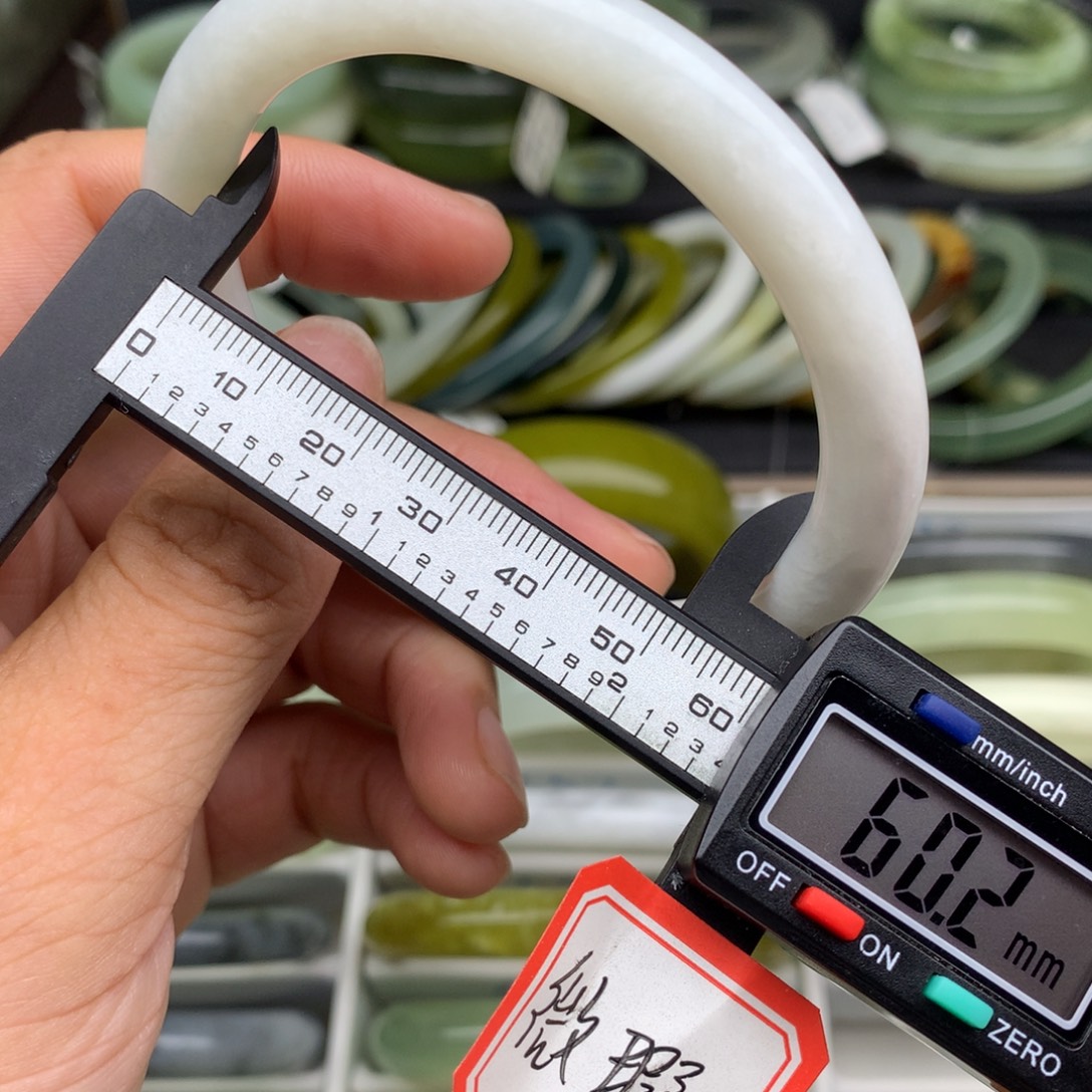蛇纹石玉未镶嵌手镯665
