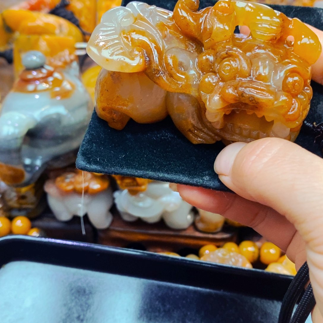 未镶嵌石英质玉（黄龙玉）颈饰