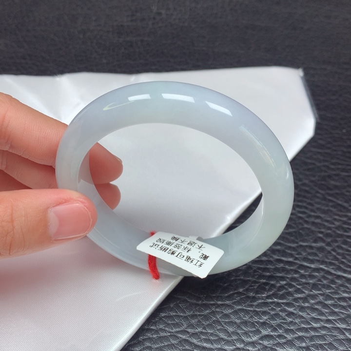 翡翠手镯未镶嵌。