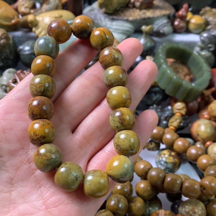 未镶嵌岫岩河磨玉（透闪石质玉）把件