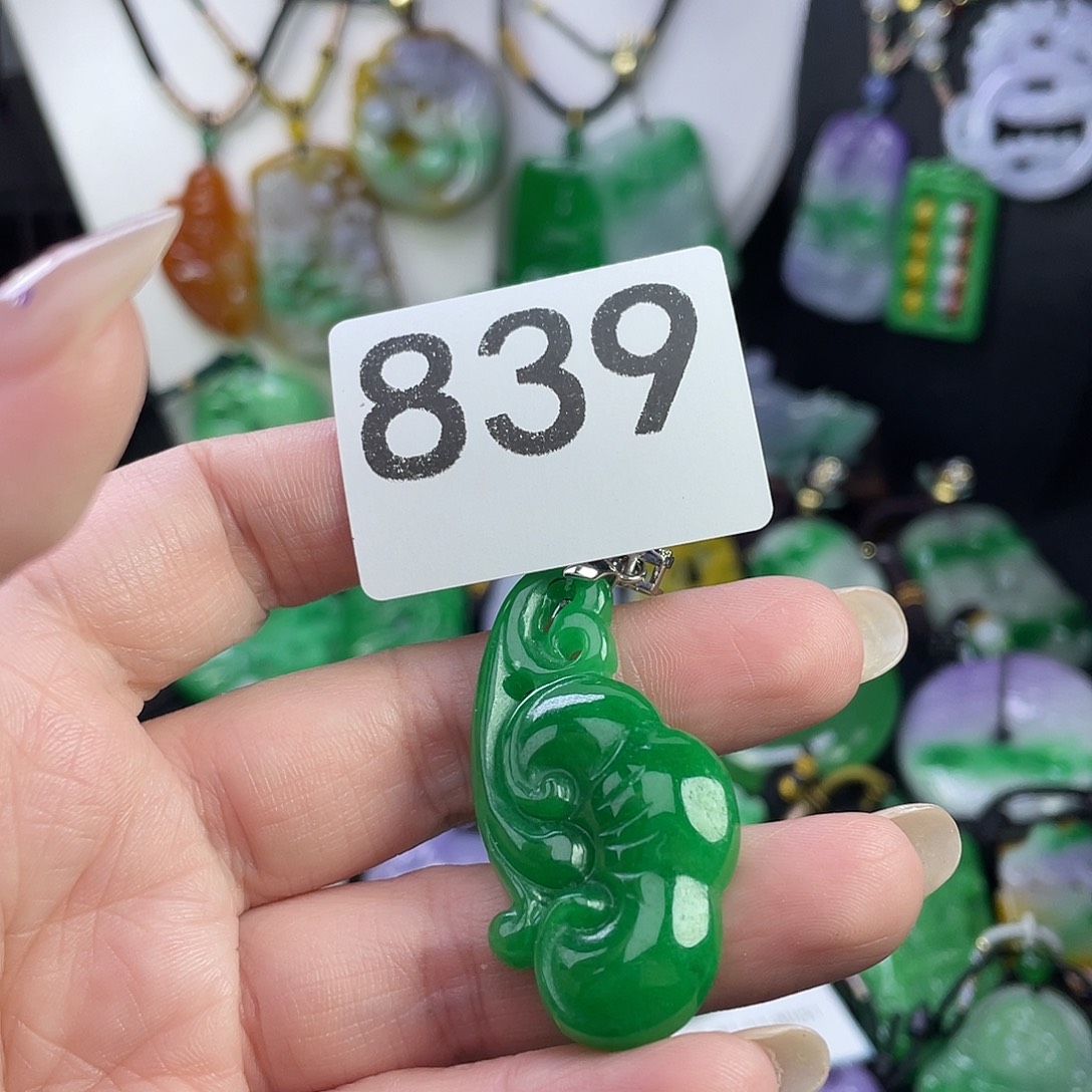 翡翠未镶嵌吊坠(赠链)