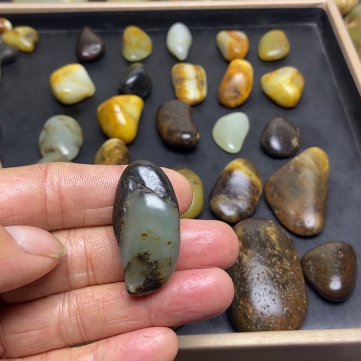 月***侯和田玉（糖玉）未镶嵌珠宝奇石