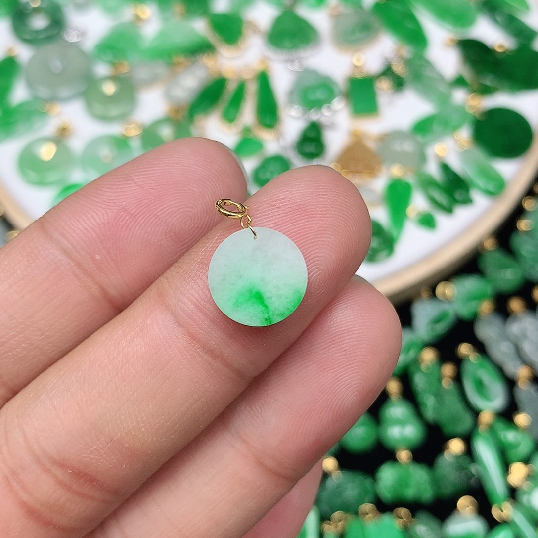 翡翠颈饰18K金镶嵌小巧精美飘阳绿小圆牌