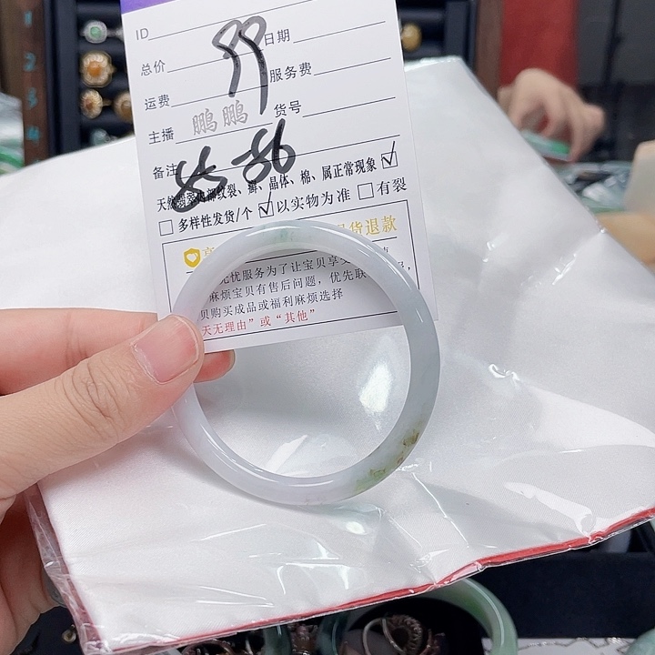 翡翠手镯未镶嵌翡翠