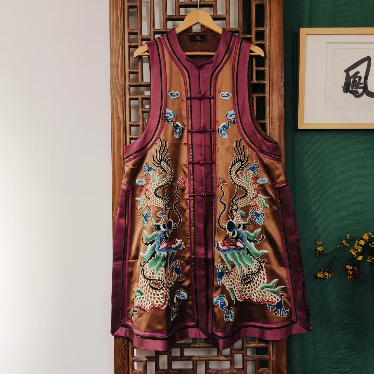 （HM25004-8）凤徕兮私人定制咖底双龙刺绣暗红如意边对襟盘扣马甲