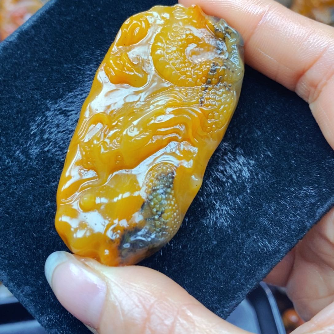 未镶嵌石英质玉（黄龙玉）颈饰