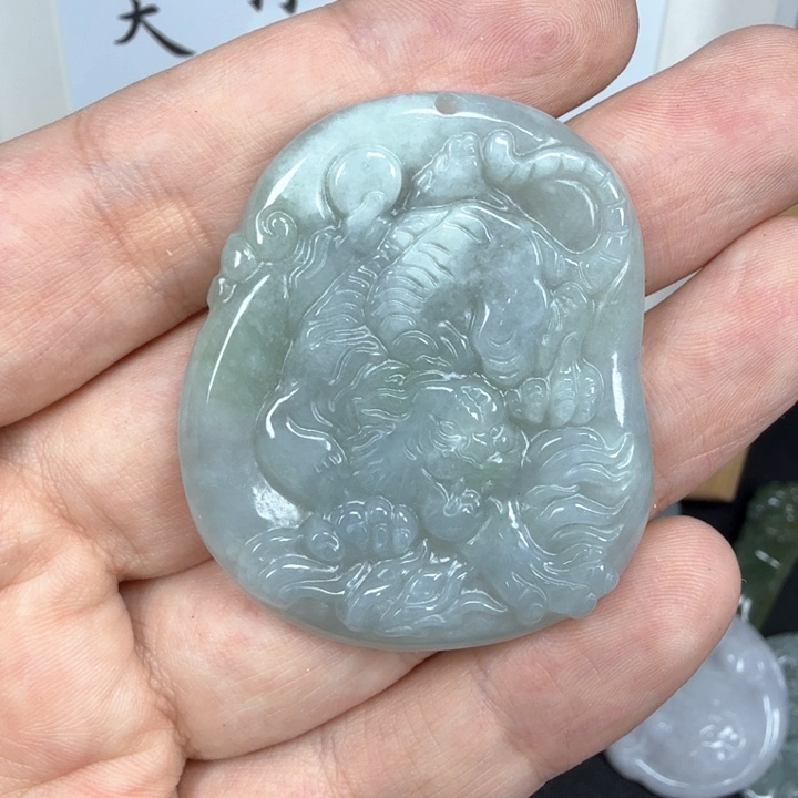 翡翠挂件未镶嵌翡翠