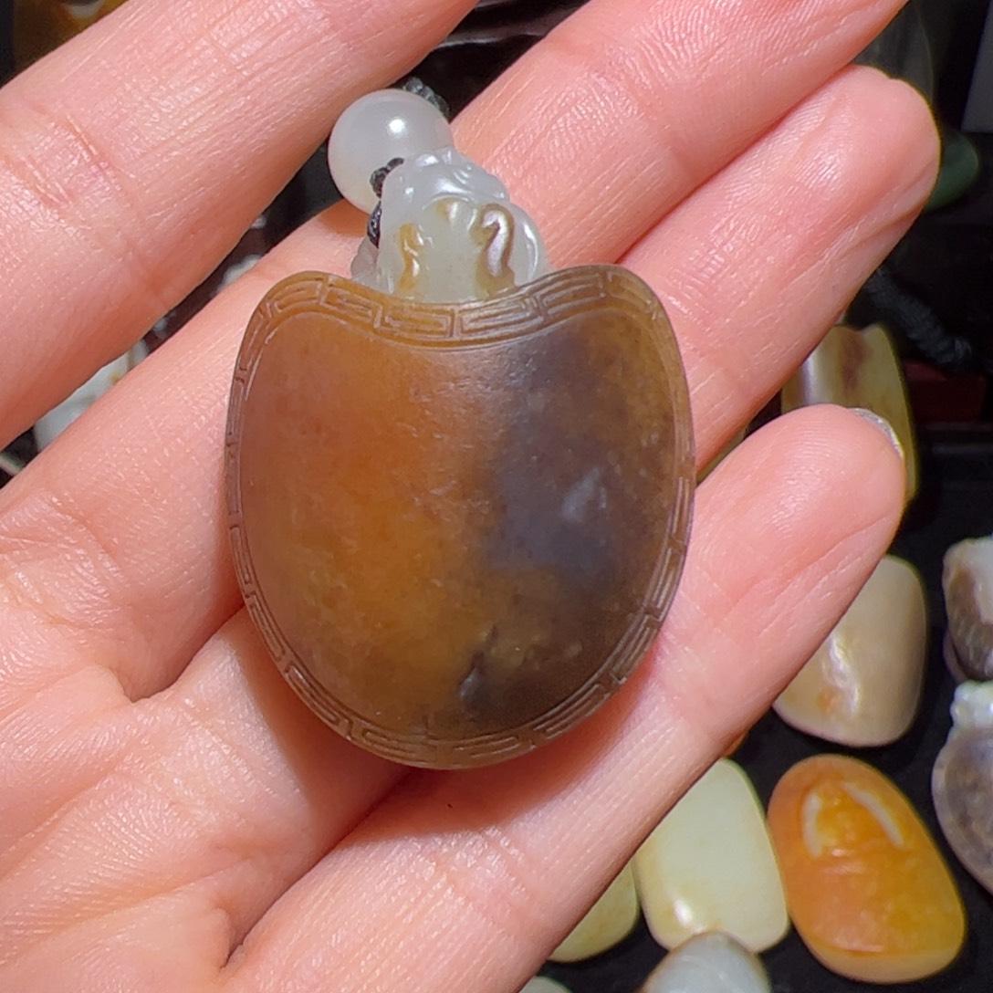 和田玉未镶嵌把件