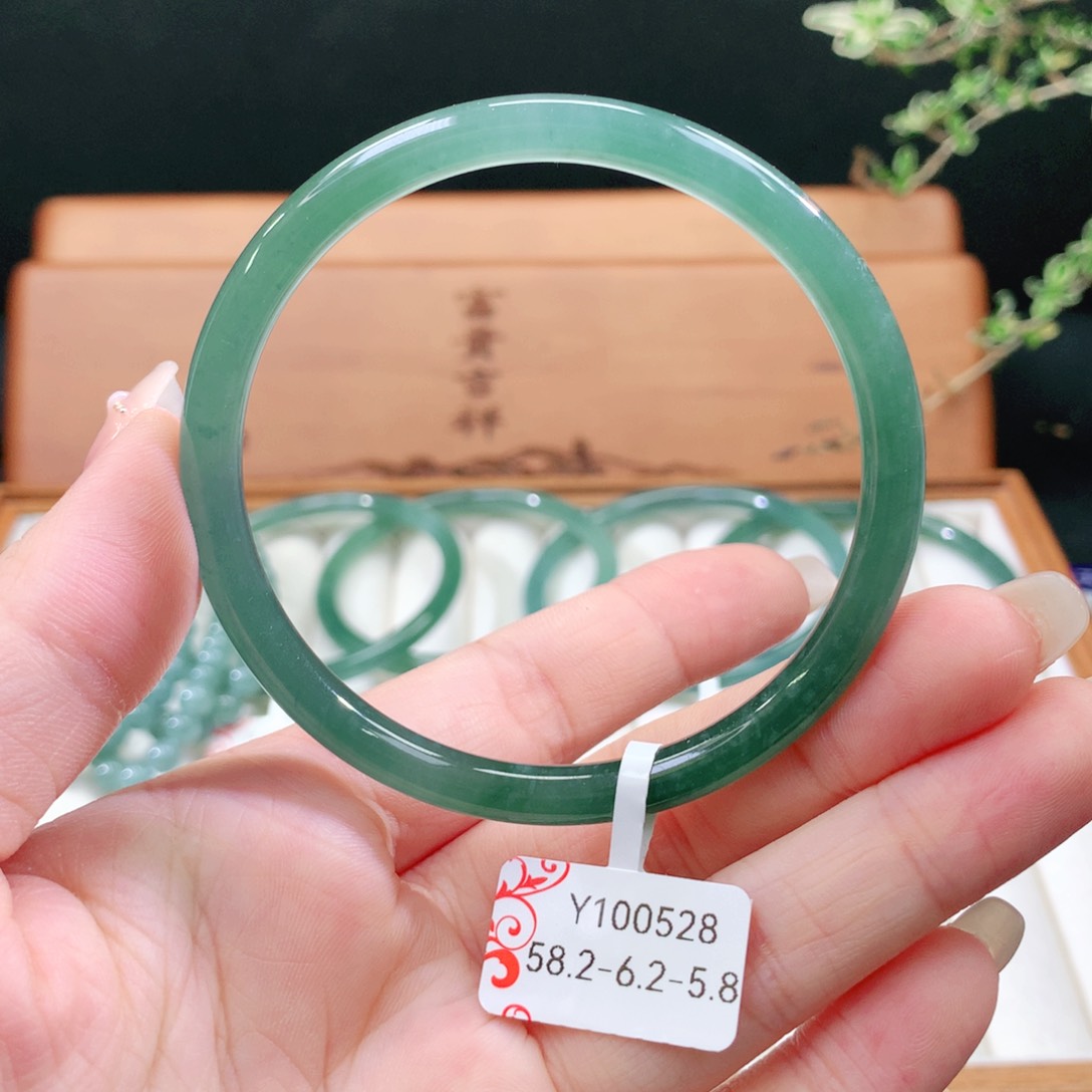 翡翠手镯未镶嵌天然