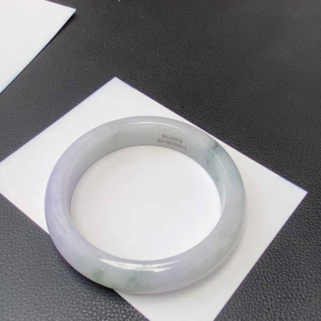 翡翠手镯未镶嵌飘花