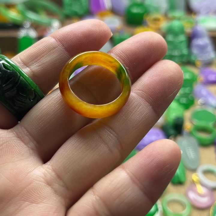 翡翠未镶嵌颈饰戒指