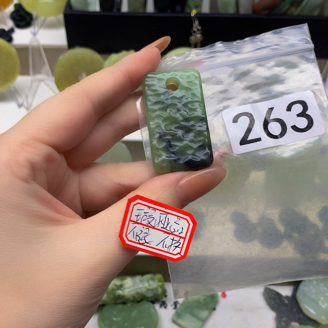 蛇纹石玉颈饰未镶嵌