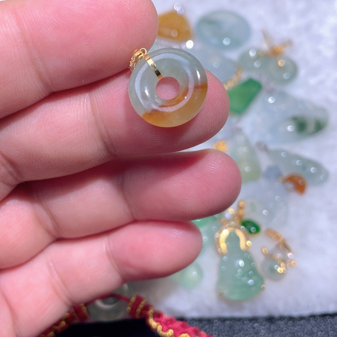 翡翠18K金镶嵌颈饰