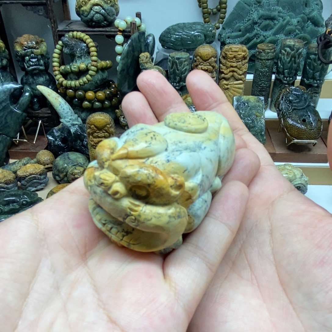 未镶嵌岫岩河磨玉（透闪石质玉）把件