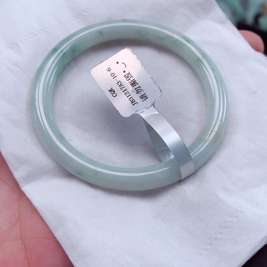 翡翠手镯未镶嵌圈口55没人疼