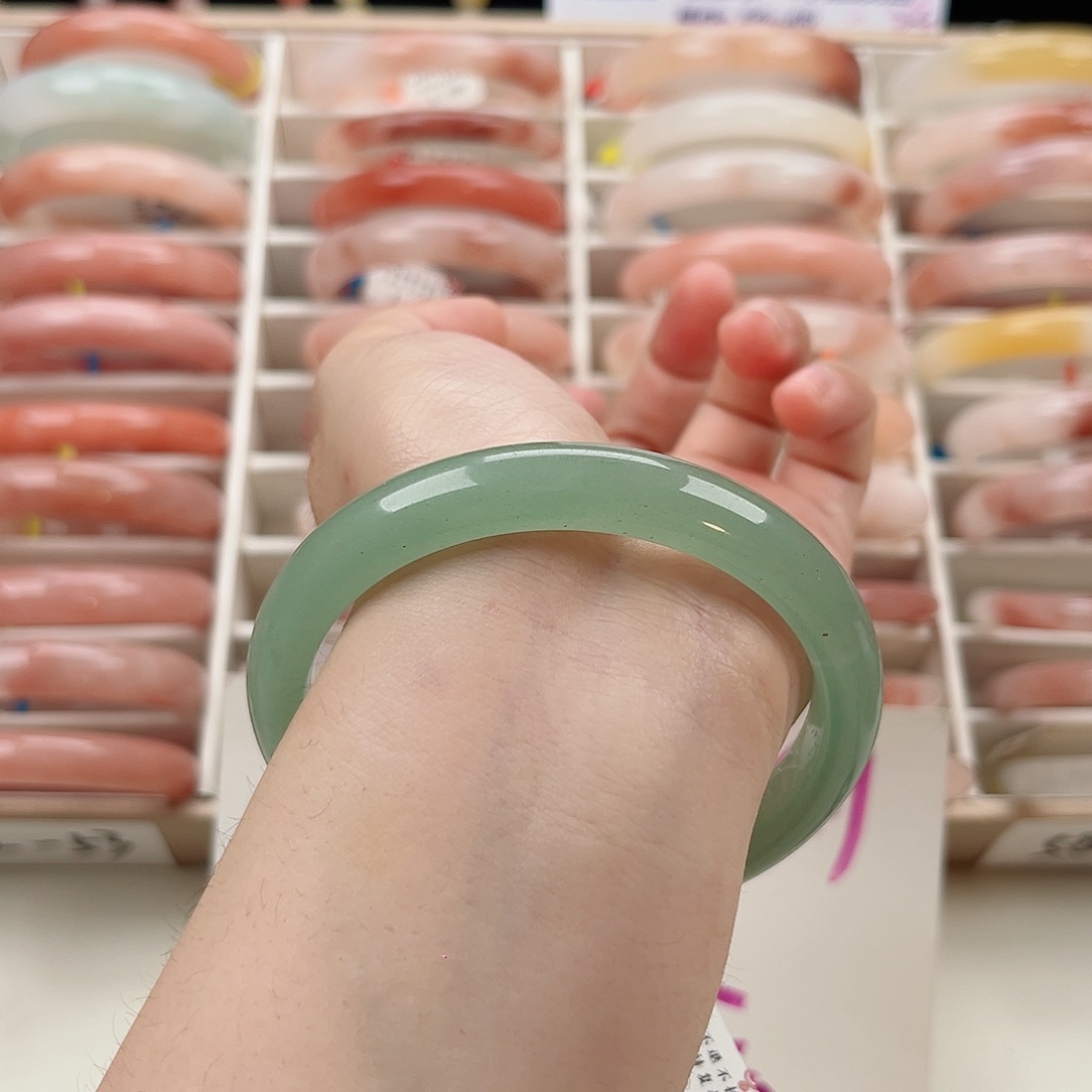 未镶嵌手镯石英质玉