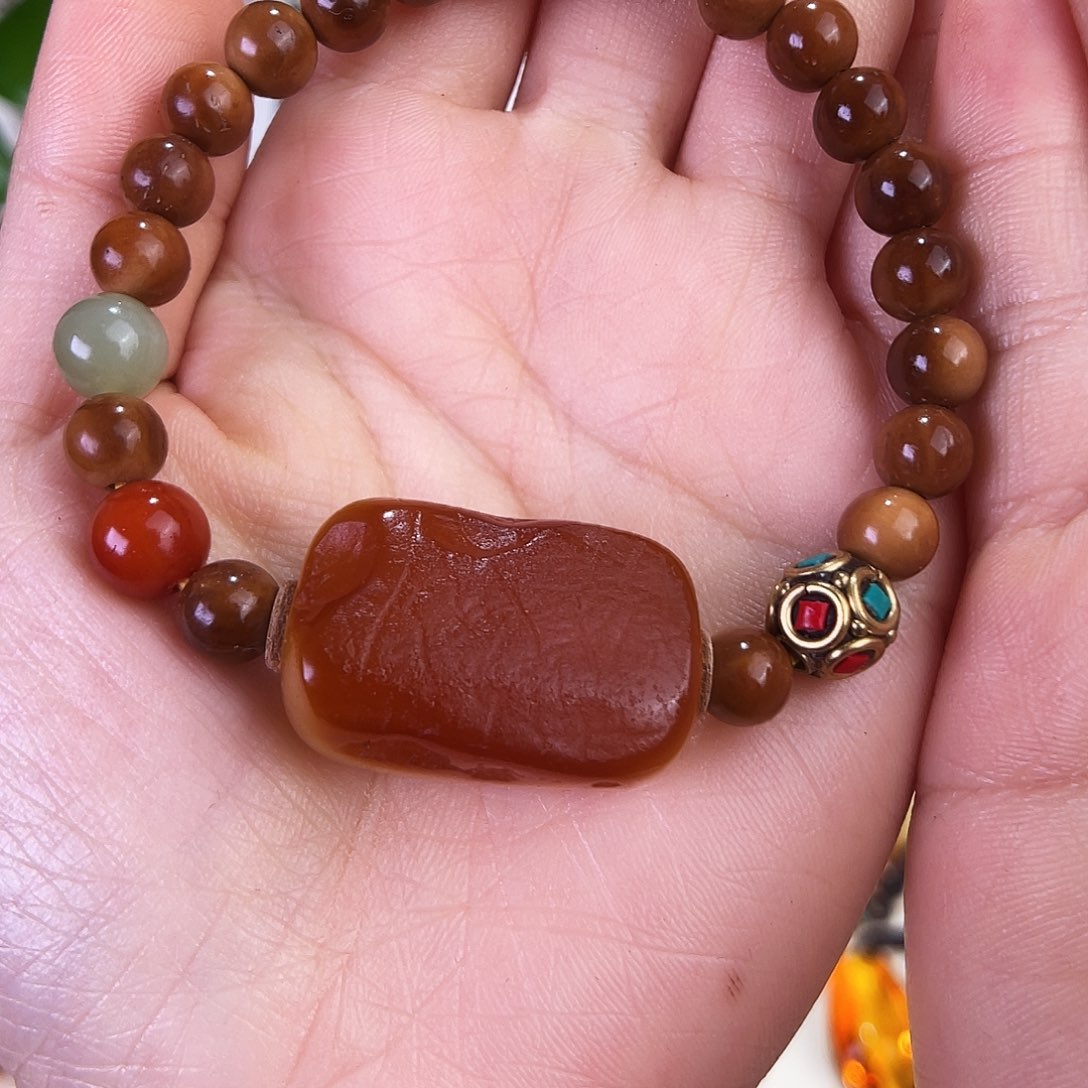 琥珀珠宝奇石未镶嵌。