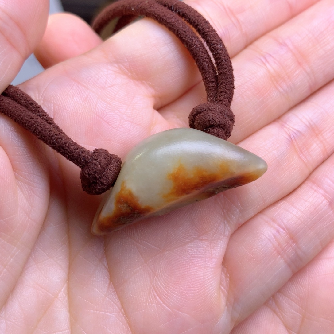未镶嵌岫岩河磨玉（透闪石质玉）挂件