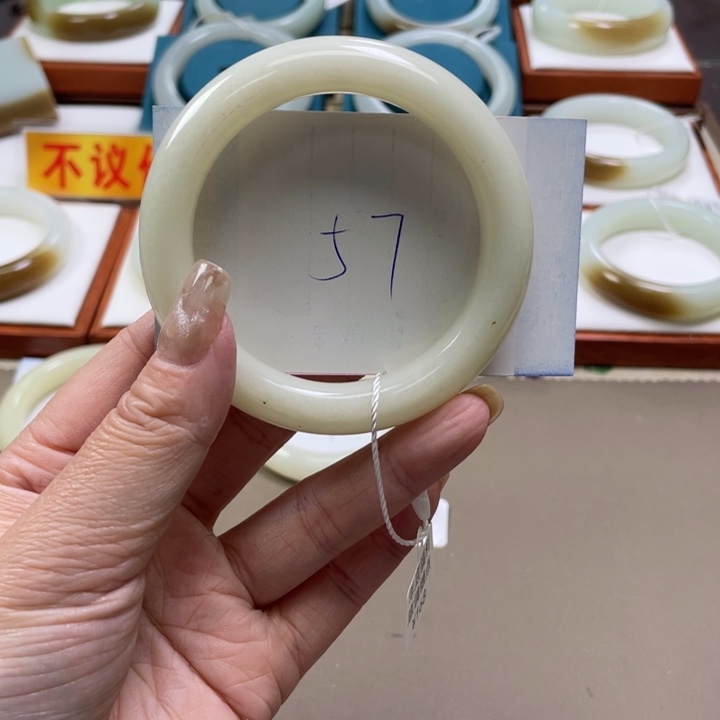 和田玉手镯未镶嵌好***朵