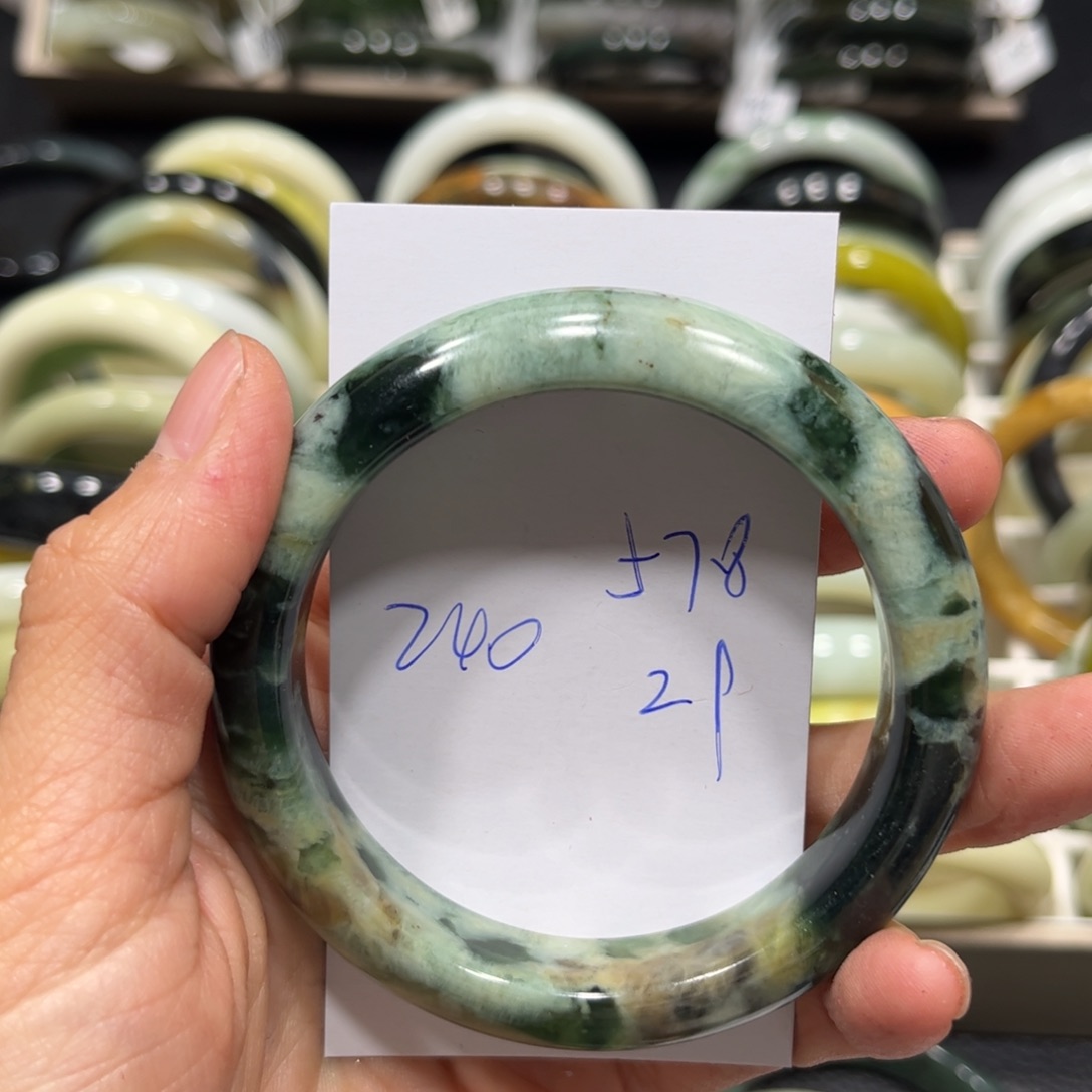 蛇纹石玉未镶嵌手镯拉**亚