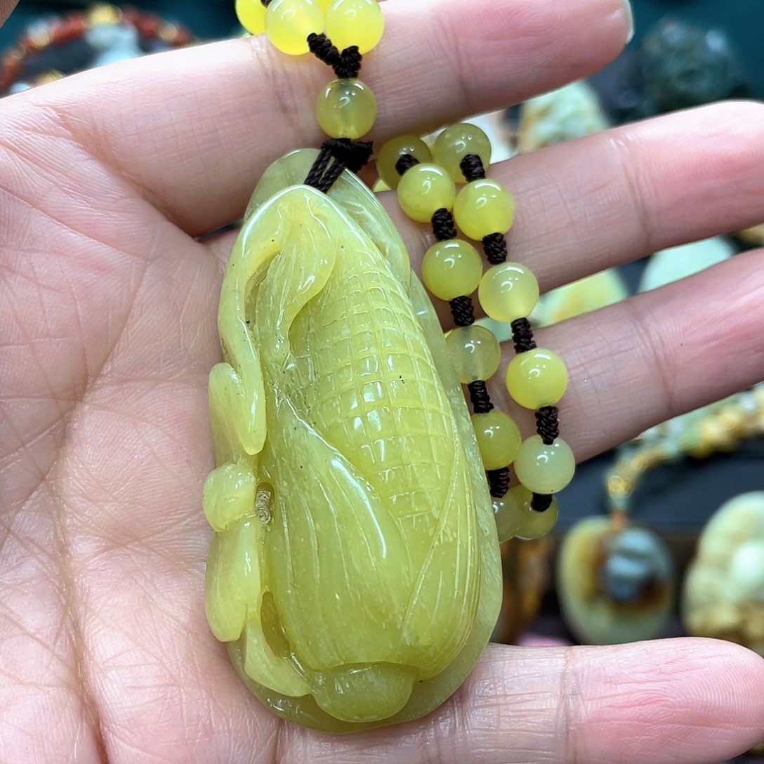 蛇纹石玉颈饰未镶嵌