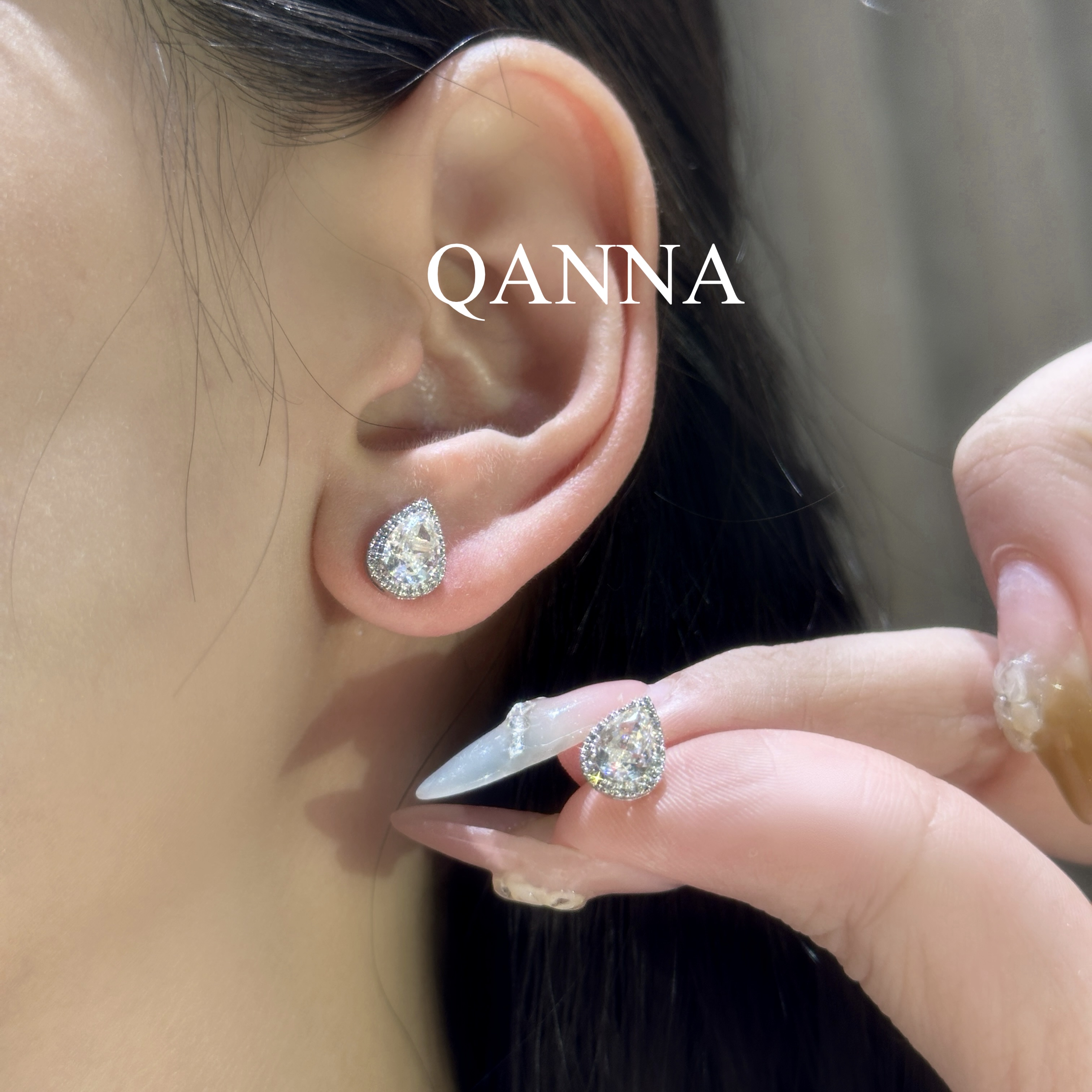 QANNA【白色大水滴】【设计款重金】轻奢灵动精致通勤百搭钻石耳钉BV