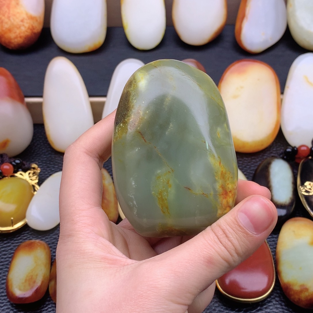 和田玉未镶嵌把件