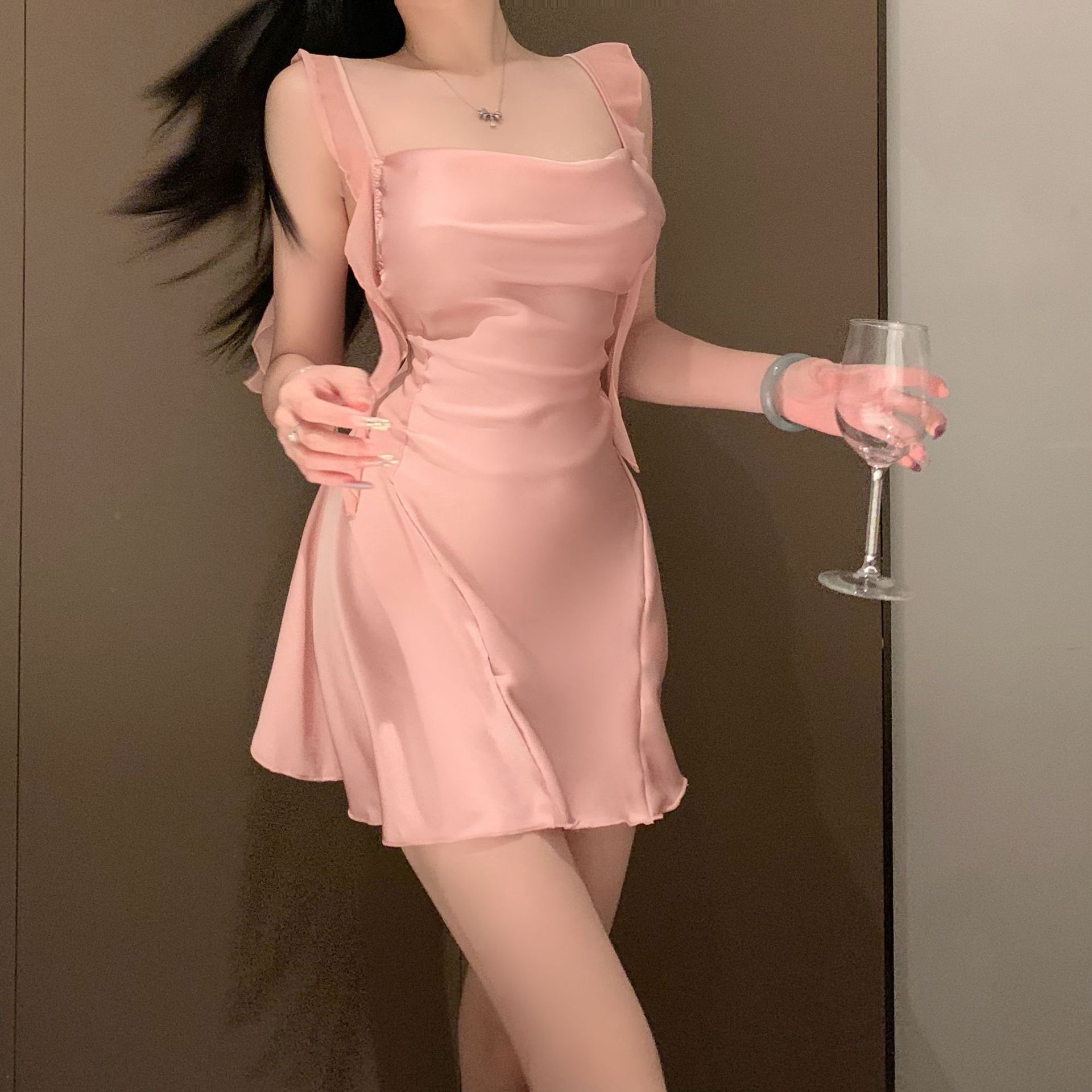 性感修身缎面吊带裙每一寸曲线都在发着光显瘦挂脖连衣裙气质裙子