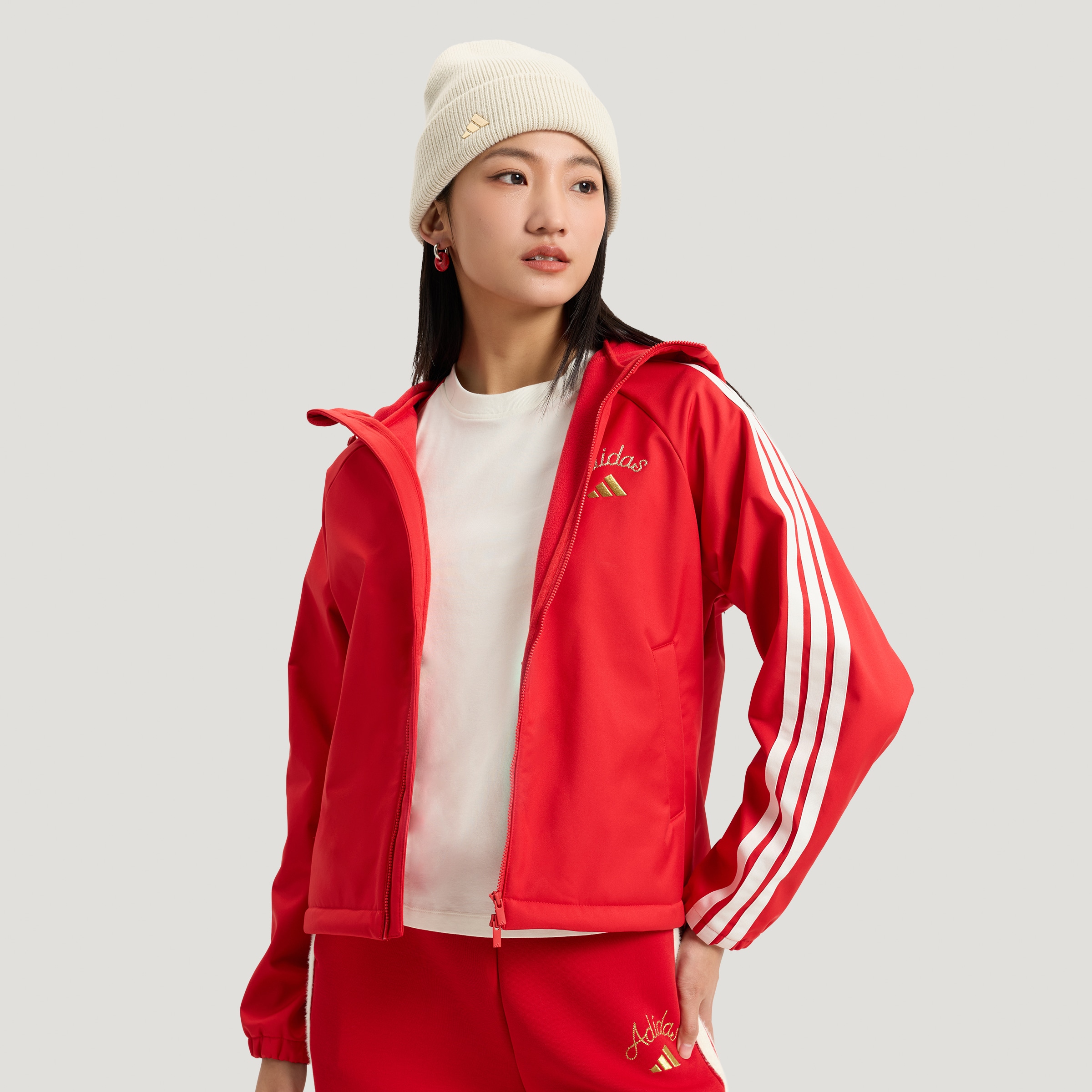阿迪达斯新年款拒水软壳夹克女装本命年红加绒宽松连帽外套KU8972