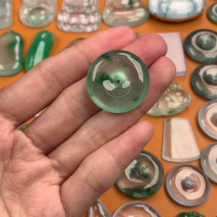 翡翠挂件未镶嵌…..