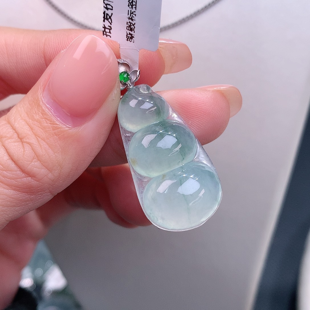 颈饰18K金镶嵌翡翠冰胶福豆