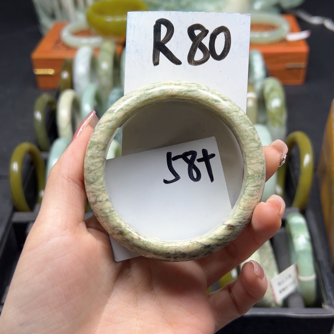 蛇纹石玉手镯未镶嵌