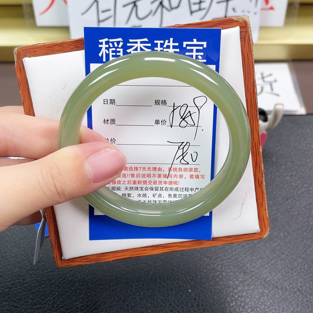 和田玉手镯未镶嵌