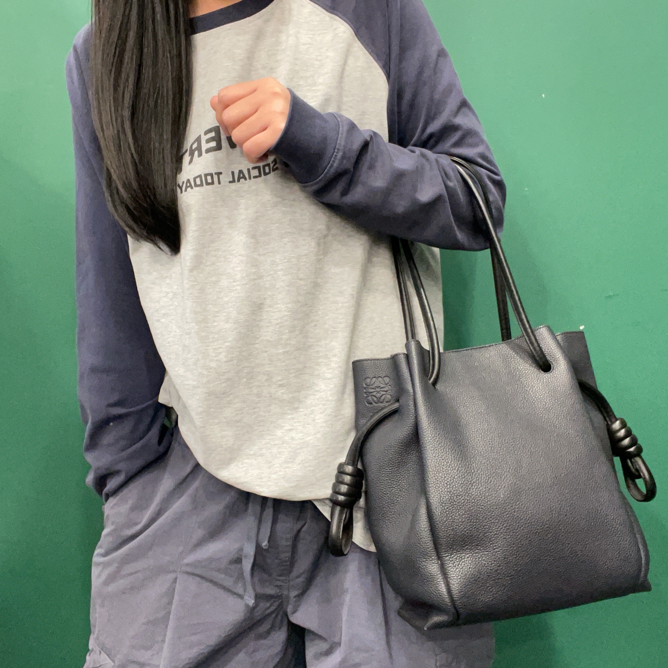 95新 LOEWE/罗意威 【KK】 88 1147 黑色抽绳单肩包