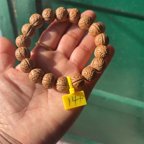 木质野生桃核手串